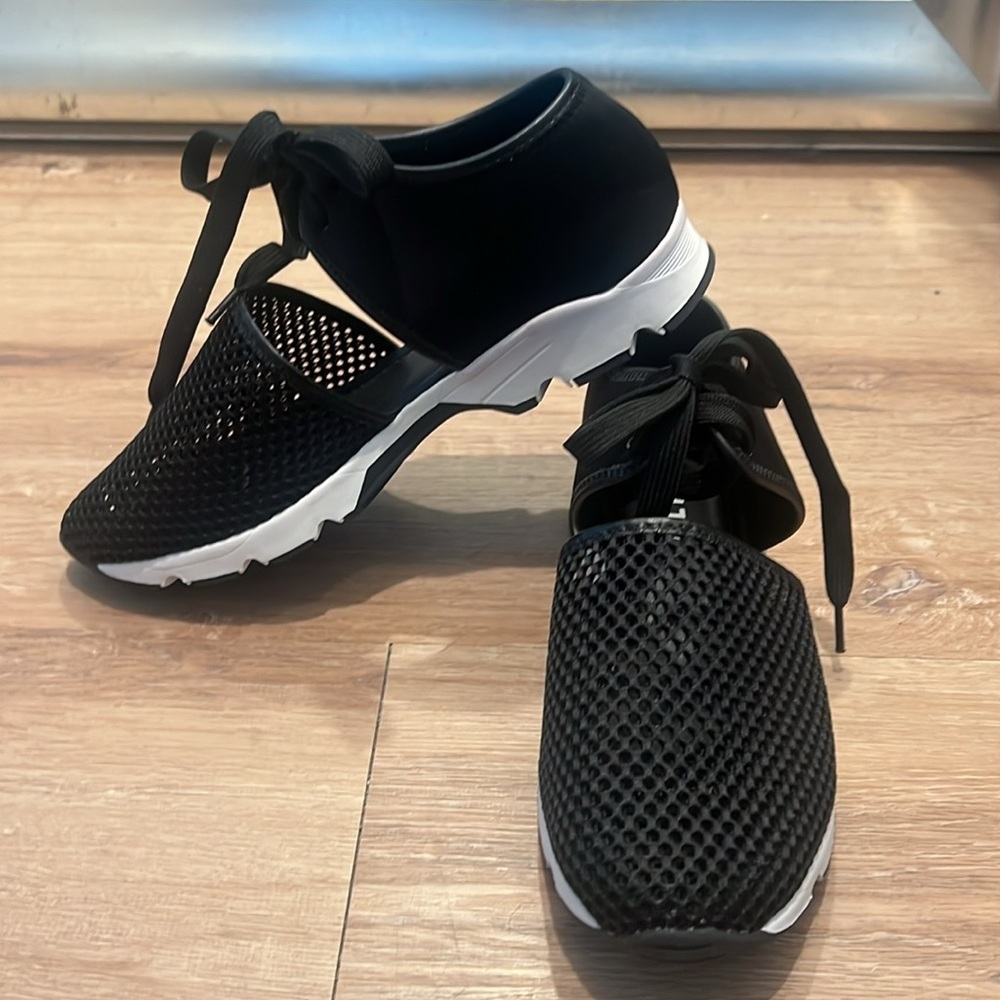 All Black Amazing Mesh Sneakers, Black, Sz 40, EUC - Picture 4 of 10